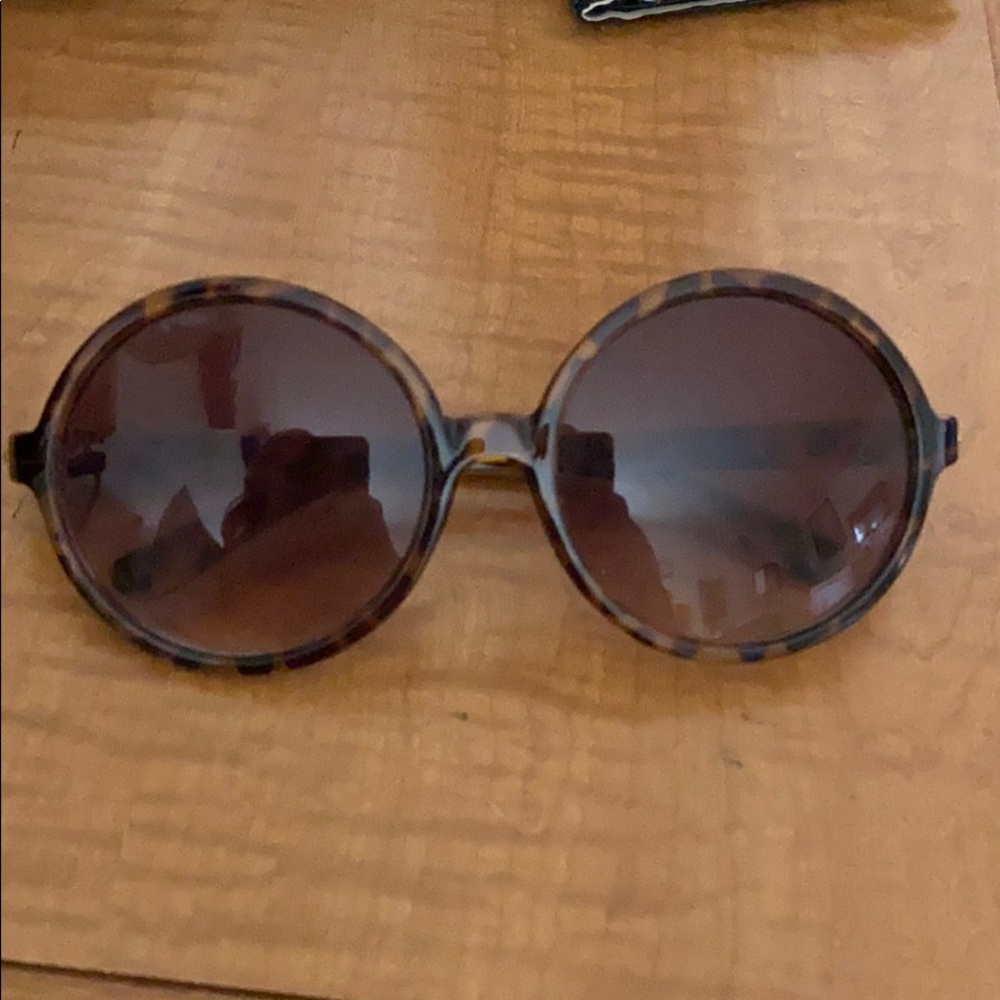 Oversized round tortoiseshell sunglasses!